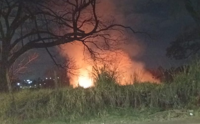 Incêndio consome vegetação na Avenida Corbélia
