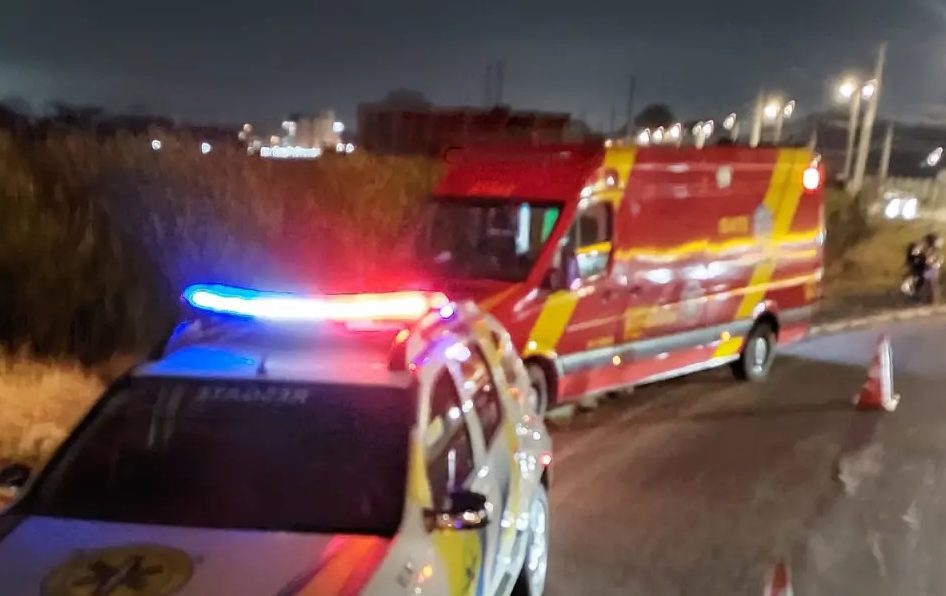 Violenta colisão entre carro e moto em avenida perto da BR-277 deixa vítima com fratura