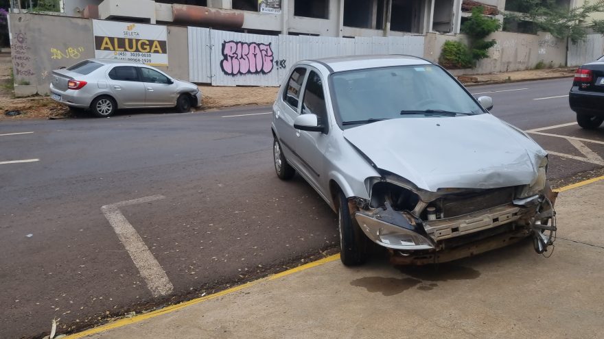 Celta e Logan ficam danificados em colisão de trânsito no Centro de Cascavel