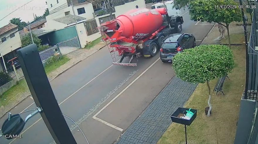 Caminhão betoneira esparrama concreto no asfalto e oferece risco a motociclistas no bairro Claudete
