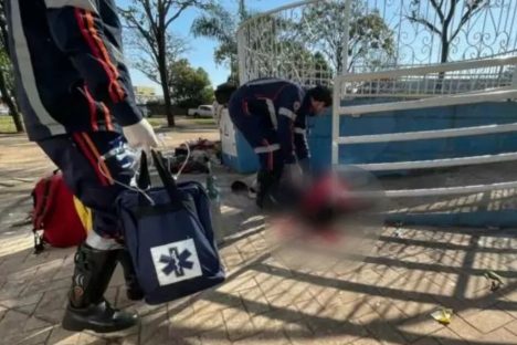 Tijolada e espancamento deixam homem entre a vida e a morte na Praça do Jardim Alvorada Tijolada e espancamento deixam homem entre a vida e a morte na Praça do Jardim Alvorada