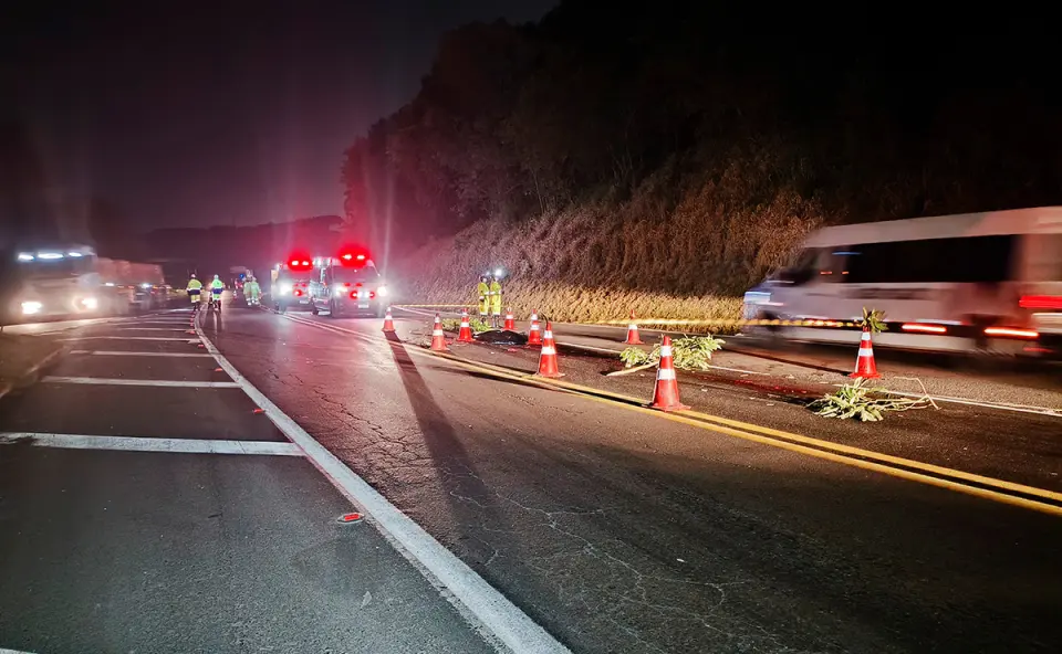 Jovem de 20 anos morre atropelado por caminhão de cimento no Contorno Norte Jovem de 20 anos morre atropelado por caminhão de cimento no Contorno Norte