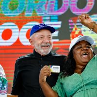 Imagem referente a Lula anuncia R$ 3,7 bi para atingidos por lama da barragem em Mariana