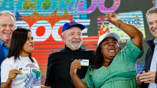 Lula anuncia R$ 3,7 bi para atingidos por lama da barragem em Mariana