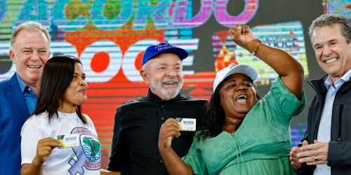 Lula anuncia R$ 3,7 bi para atingidos por lama da barragem em Mariana Lula anuncia R$ 3,7 bi para atingidos por lama da barragem em Mariana