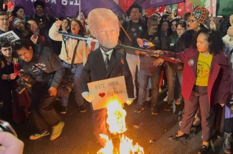 Manifestantes ateiam fogo em boneco de Trump e bandeira dos EUA durante protesto Manifestantes ateiam fogo em boneco de Trump e bandeira dos EUA durante protesto