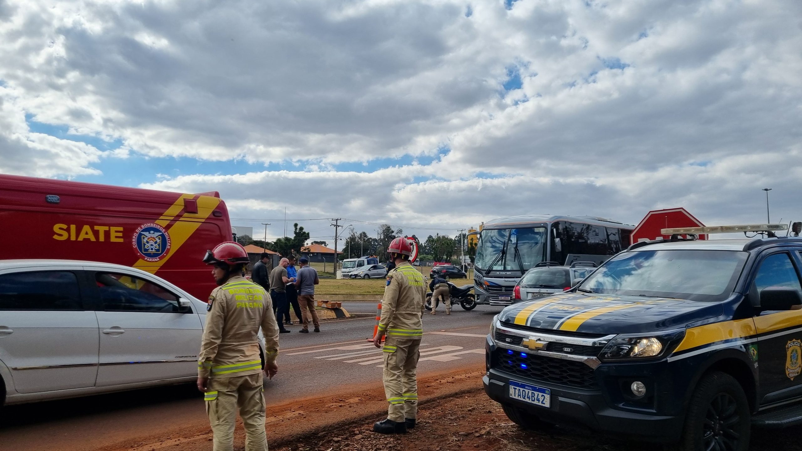 Motociclista fica ferido em acidente na marginal da BR-277, em Cascavel