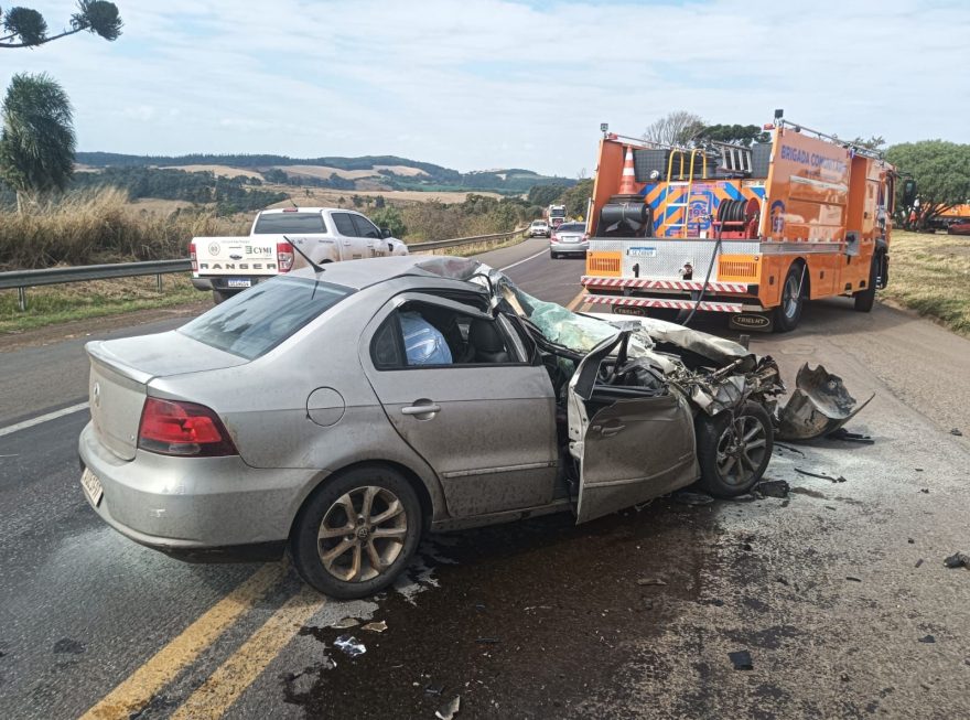 Grave batida entre Voyage e caminhão fere três na BR-277 em Guaraniaçu