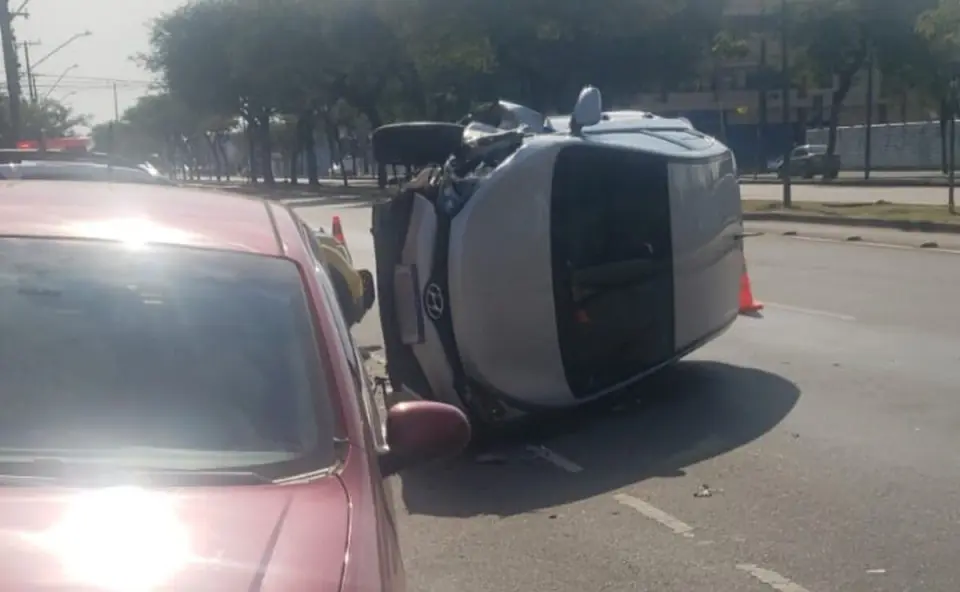 Motorista desmaia, bate e capota carro após sair do salão no Hauer