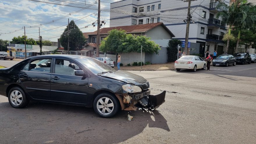 Dois veículos Corolla se envolvem em acidente na Avenida Brasil
