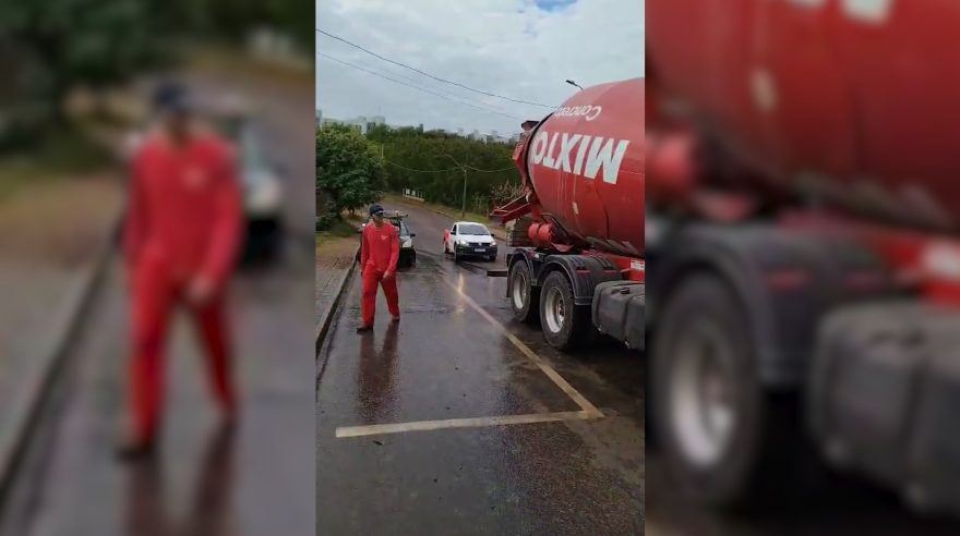 Após derramamento de concreto, empresa realiza limpeza de via no bairro Claudete e emite nota de esclarecimento