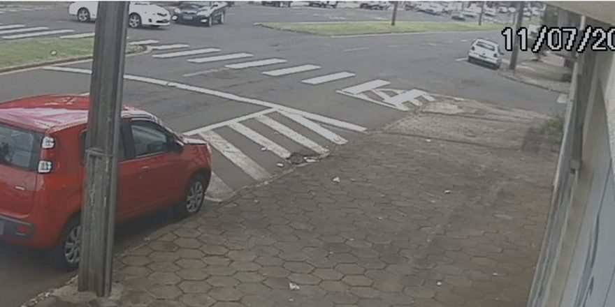 Câmera registra acidente entre veículos na Avenida Brasil