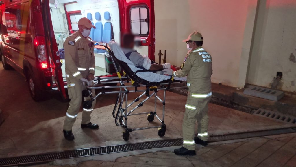 Homem dá soco em porta de vidro, se corta e é socorrido pelo Siate no Santa Felicidade