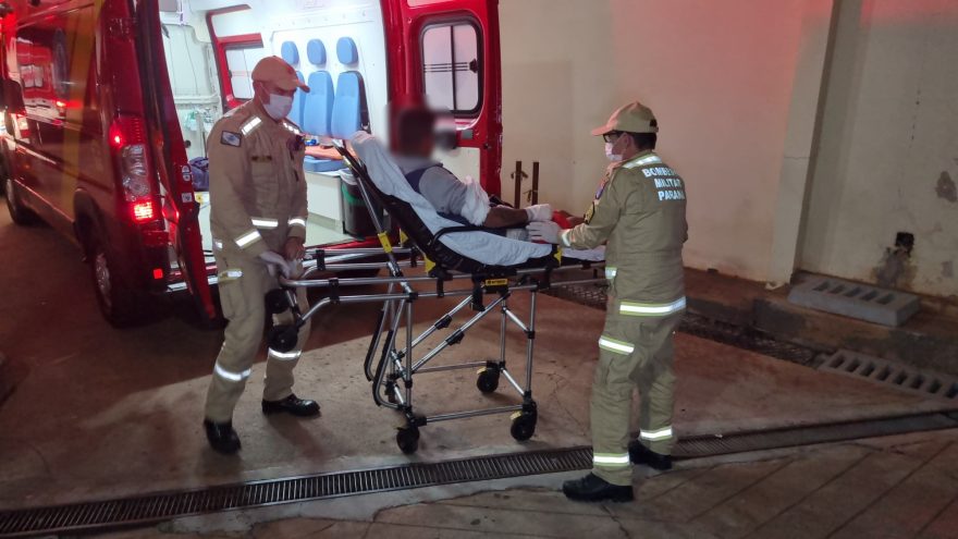 Homem dá soco em porta de vidro, se corta e é socorrido pelo Siate no Santa Felicidade