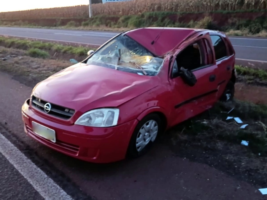 Carro fica destruído em capotamento na BR-163