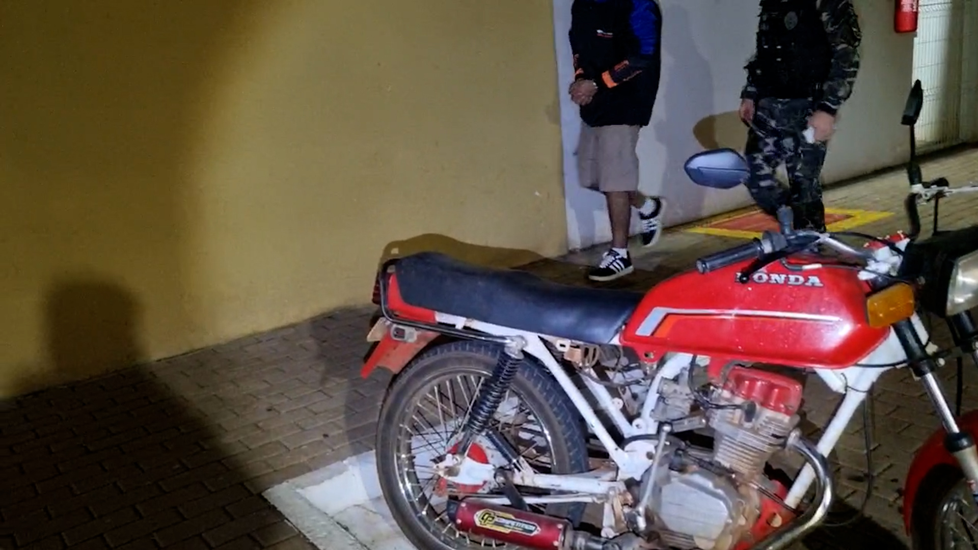 Nem tinha nascido! Rapaz de 21 anos é preso com moto que foi furtada há 25 anos em Cascavel Nem tinha nascido! Rapaz de 21 anos é preso com moto que foi furtada há 25 anos em Cascavel