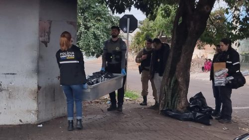 Corpo de homem executado a tiros no Tarumã é recolhido; Exame papiloscópico deverá auxiliar na identificação Imagem referente a Corpo de homem executado a tiros no Tarumã é recolhido; Exame papiloscópico deverá auxiliar na identificação