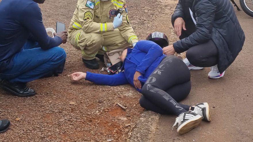 Motociclista é socorrida pelo Siate após acidente de trânsito no bairro São Cristóvão