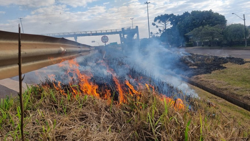 Fumaça de incêndio em vegetação às margens da PRc-467 prejudica motoristas em Cascavel
