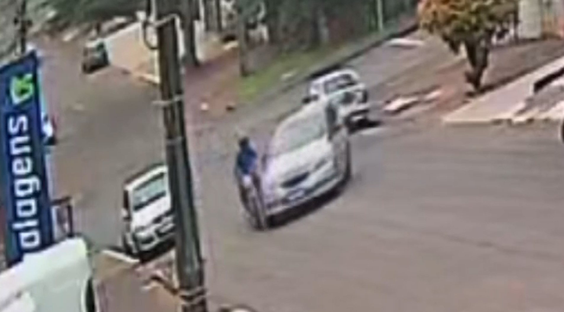 Câmera flagra momento exato de colisão entre carro e moto no São Cristóvão; motociclista ficou ferida Câmera flagra momento exato de colisão entre carro e moto no São Cristóvão; motociclista ficou ferida