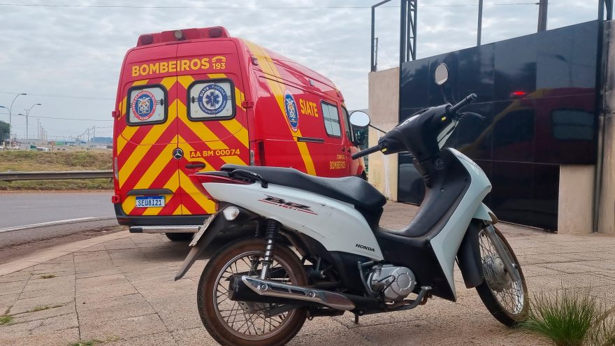 Mulher fica ferida após queda de motocicleta no Trevo da Ceasa em Cascavel