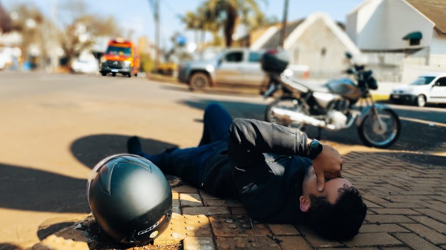 Motociclista fica ferido em acidente no Centro de Cascavel
