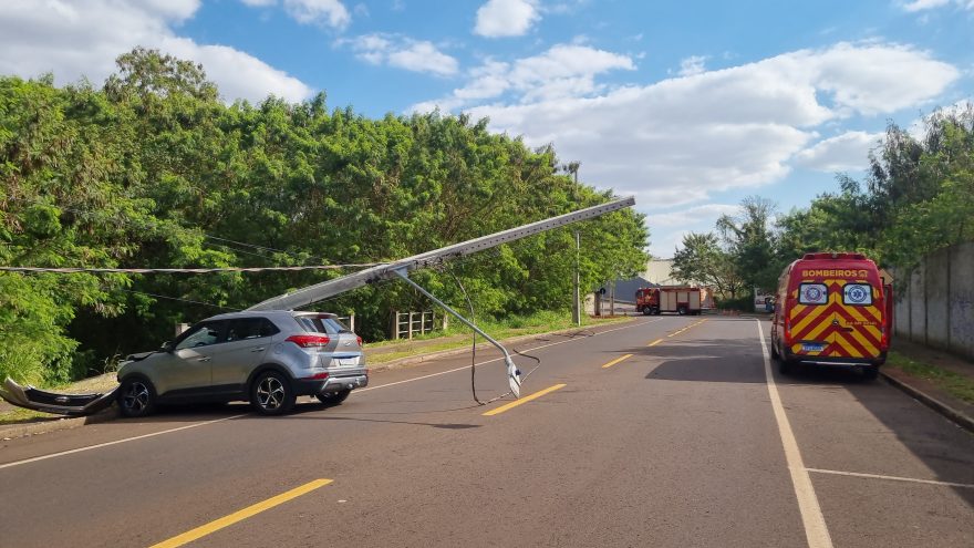 Rua é interditada após carro derrubar poste no bairro Canadá; Corpo de Bombeiros acionado