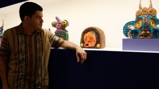 Exposição traz monstros coloridos de barro de artista pernambucano