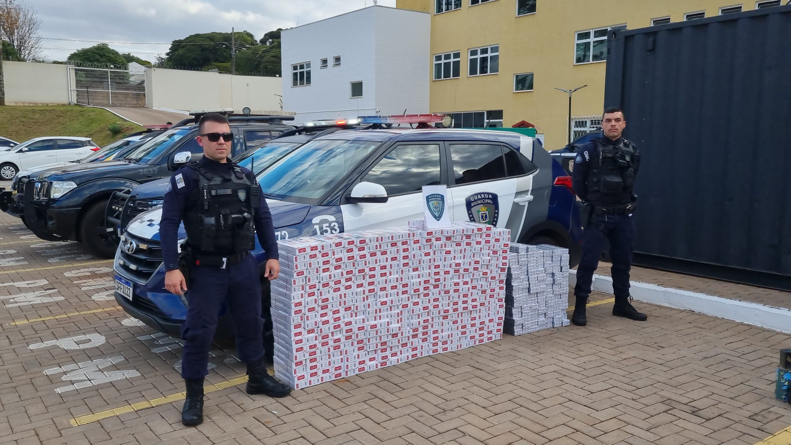 Guarda Municipal realiza grande apreensão de cigarros e prende três homens em Cascavel