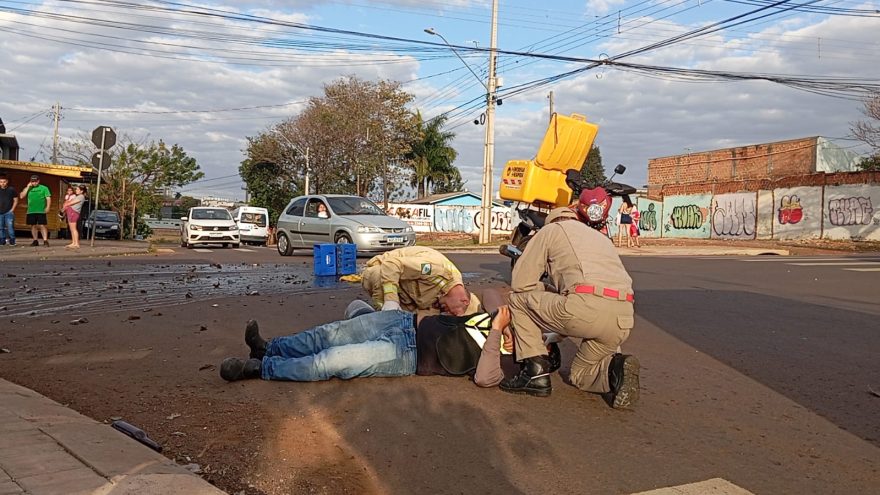 Moto e carro batem no Santa Cruz e motociclista fica ferido