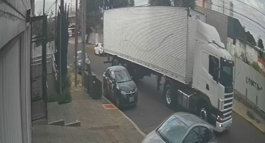 Câmera flagra caminhão arrancando fios na Rua Presidente Bernardes