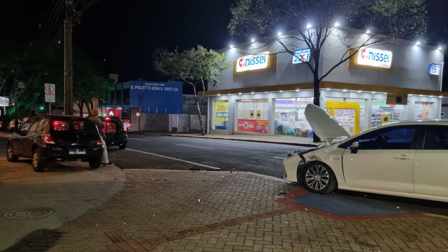 Clio e Corolla se envolvem em acidente de trânsito no Centro