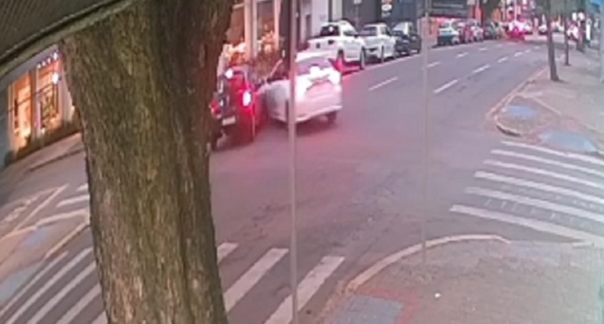 Câmera flagra Corolla avançando preferencial e colidindo contra Clio em Cascavel