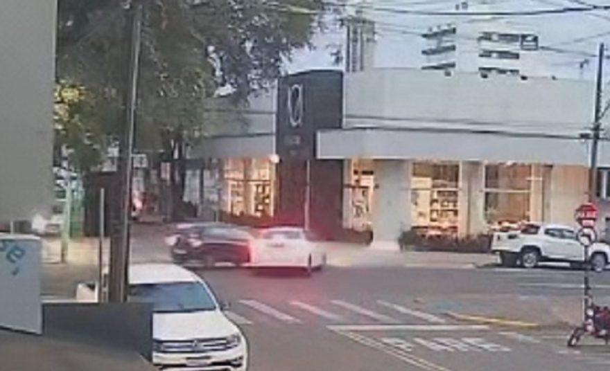 Veja por outro ângulo o acidente entre Clio e Corolla no Centro de Cascavel