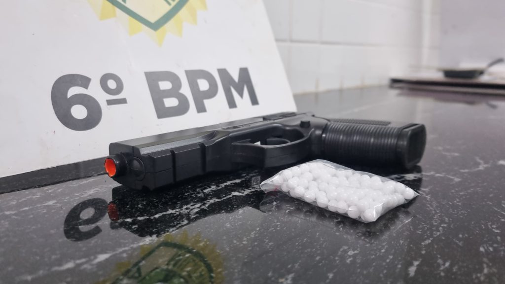 Homem ameaça mulheres com simulacro de arma de fogo e acaba preso