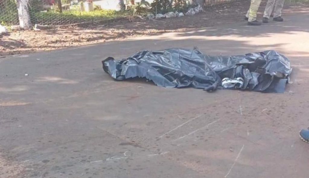 Jovem de 30 anos morre em grave acidente entre moto e caminhão