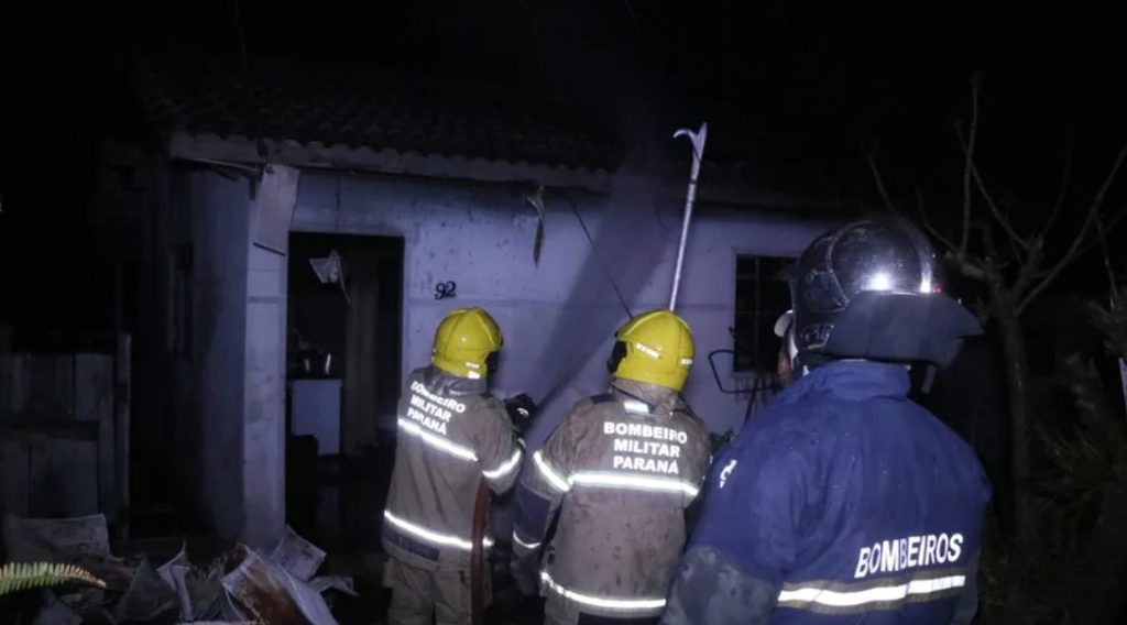 Família perde tudo em incêndio; Morador sofre queimaduras e é levado à UPA