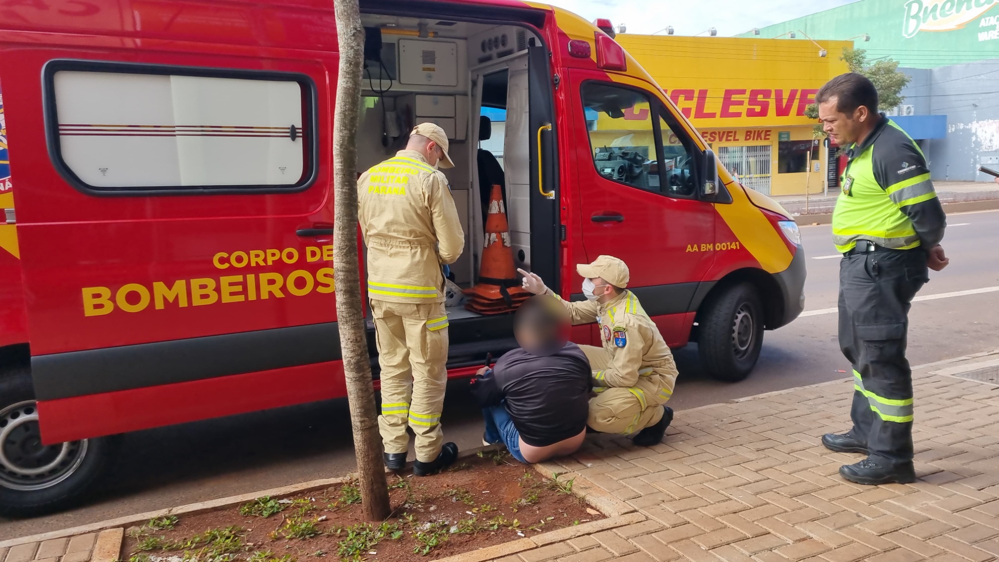 Piloto sofre luxação no joelho após cair de moto na Avenida Carlos Gomes