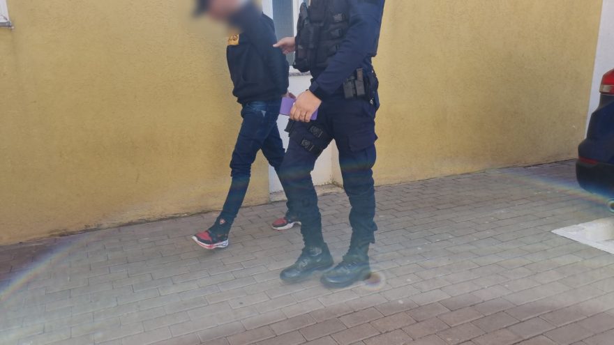 Embriagado e sem habilitação, homem é detido após bater moto em carro parado na Rua Maracaí