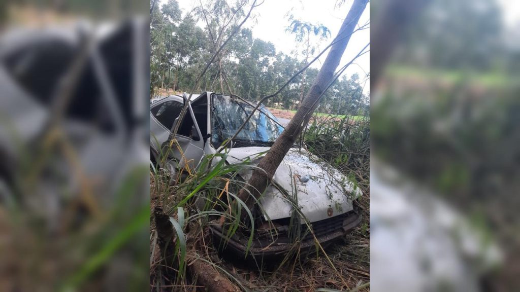 Condutor de Kadett fica ferido após bater em árvore em rodovia entre Nova Aurora e Iracema do Oeste