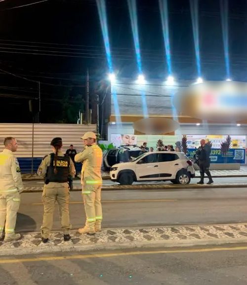 Imagem referente a Funcionário enfrenta assaltante e leva facada no peito para impedir roubo em farmácia