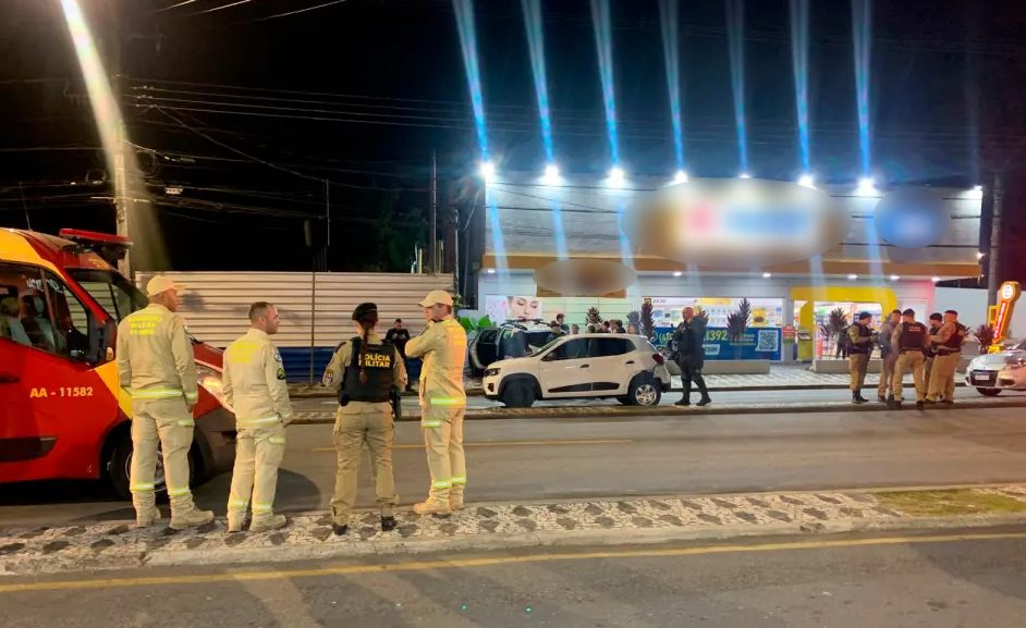 Funcionário enfrenta assaltante e leva facada no peito para impedir roubo em farmácia