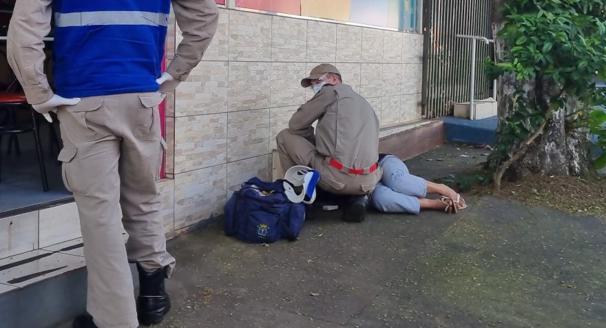 Mulher ferida é encontrada caída na calçada de estabelecimento no Jardim Nova Cidade
