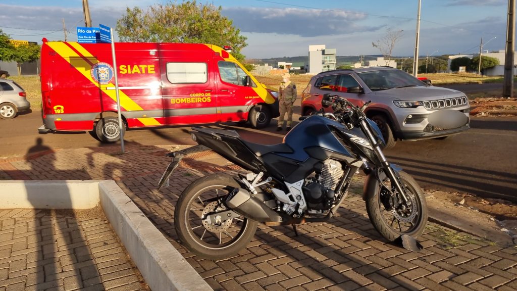 Motociclista de 30 anos fica ferido após colisão com Jeep em Cascavel