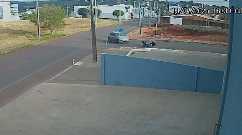Câmera registra acidente na Rua Rio da Paz em Cascavel
