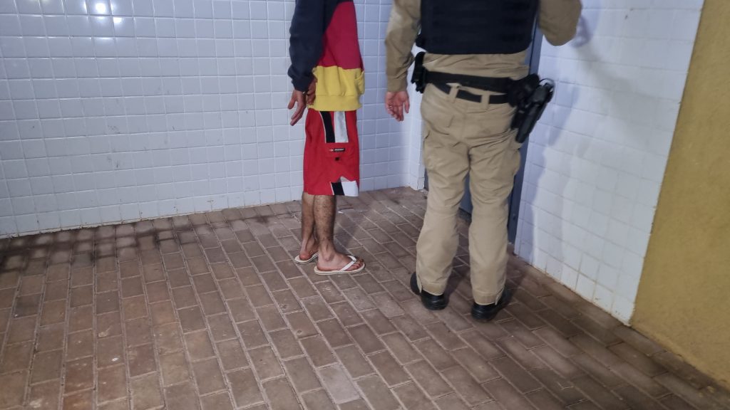 Homem ganha perfume de outra mulher; arruma confusão em casa e vai parar na delegacia de Cascavel