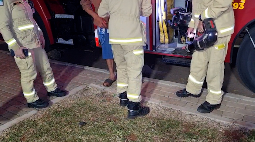 Algema “emperra” e Corpo de Bombeiros é acionado para retirar o equipamento do punho de detido