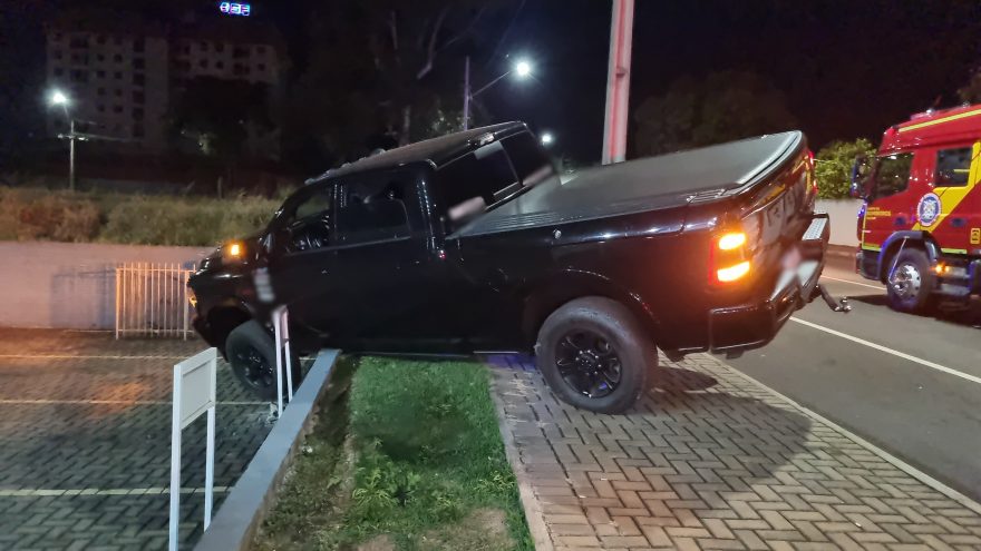 Caminhonete derruba semáforos e para pendurada em estacionamento de farmácia de Cascavel