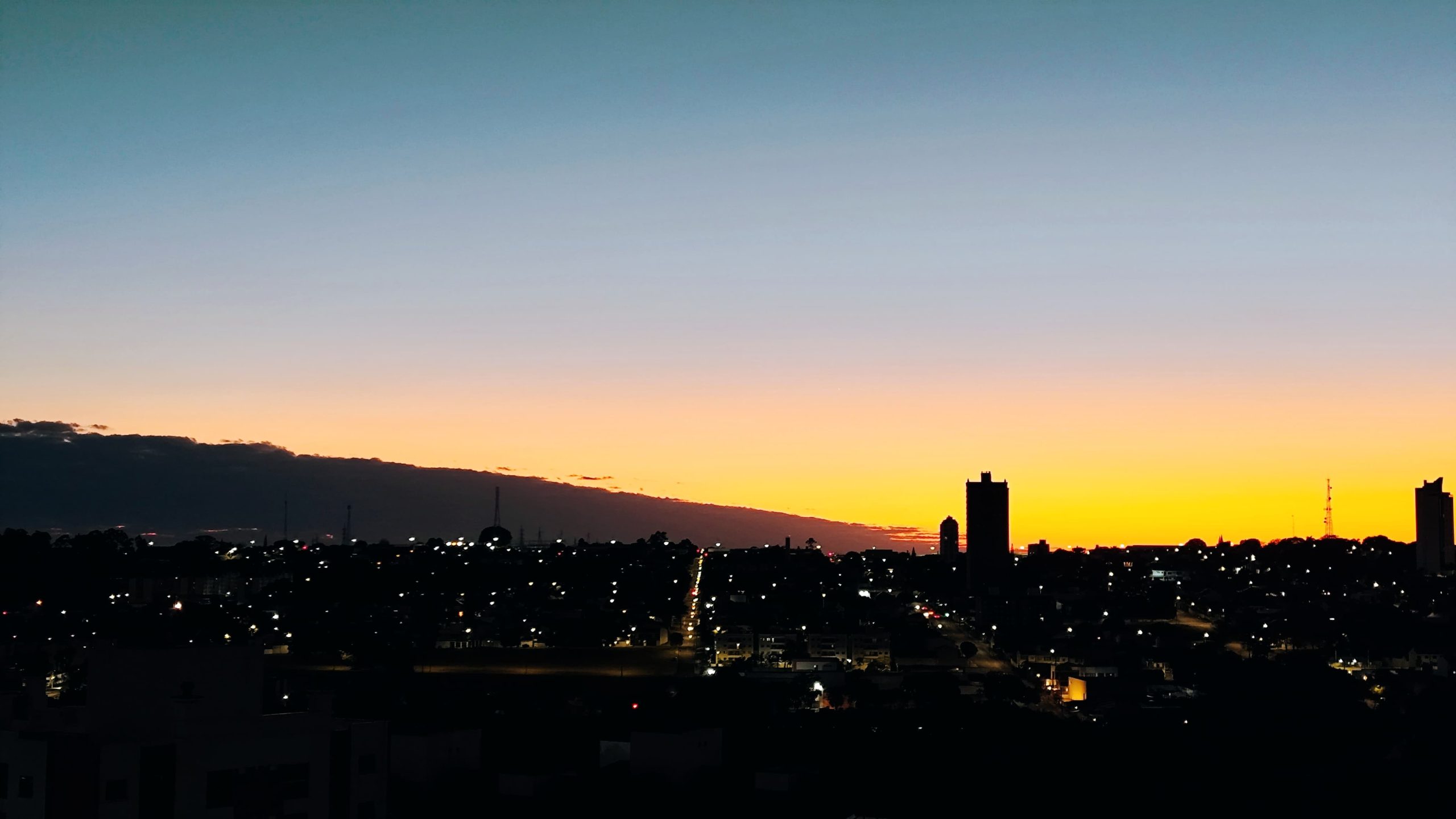 Sol + temperatura amena = combo raro de segunda-feira; Mas aquela nuvem ali não sei não