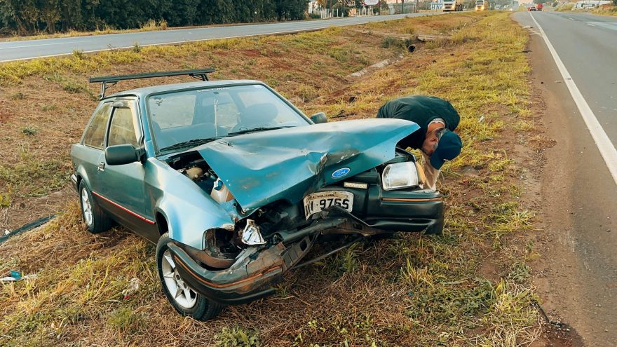 Escort tem parte frontal destruída após acidente com carreta na BR-163, em Cascavel